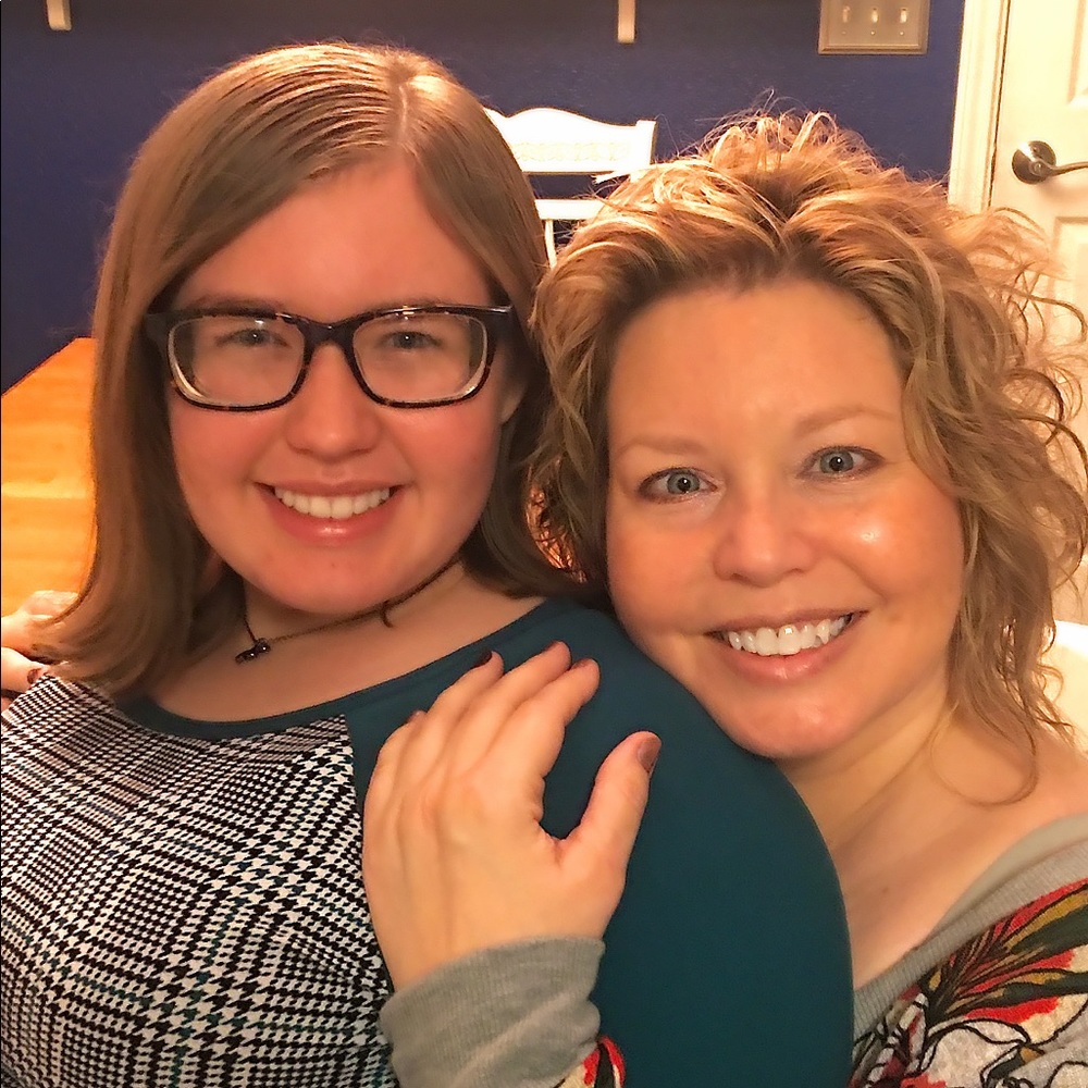 Meet your Poshers, Robin and Ella